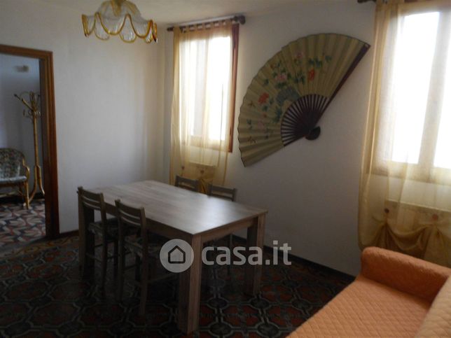 Casa bi/trifamiliare in residenziale in
