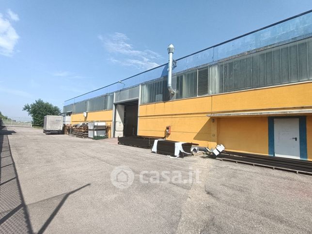 Capannone in commerciale in 