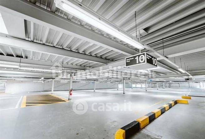 Box/posto auto in residenziale in Via Vincenzo Monti