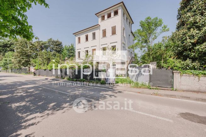 Villa in residenziale in Via Piave 9