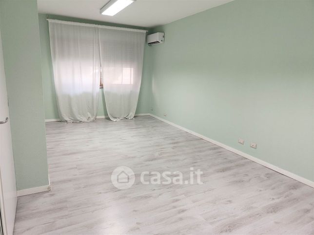 Ufficio in commerciale in Via Verona 28