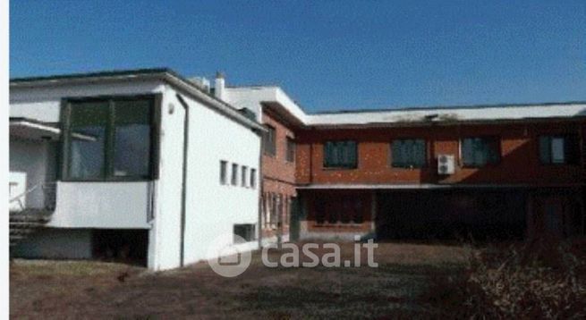 Capannone in commerciale in Viale Industria 12