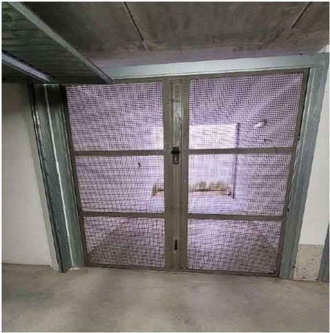 Box/posto auto in residenziale in Via Volperara 26