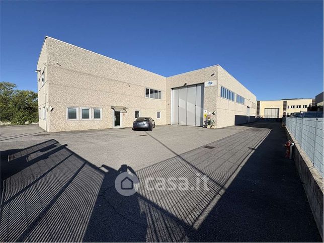 Capannone in commerciale in Via Brescia