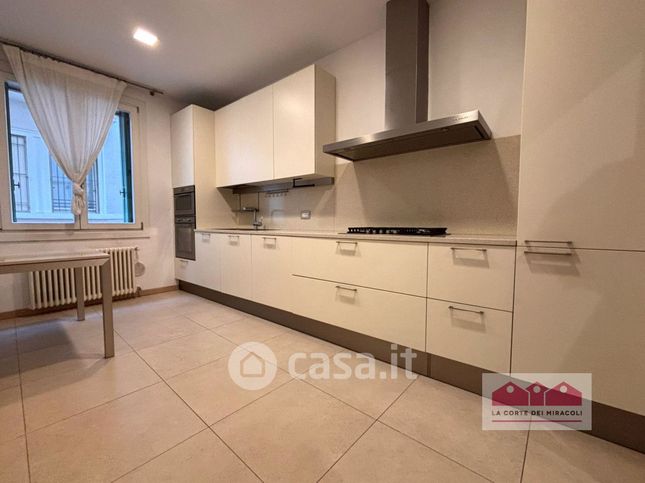 Appartamento in residenziale in ContrÃ  Santa Corona 15