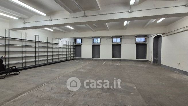 Negozio/locale commerciale in commerciale in Via Ettore De Sonnaz 11