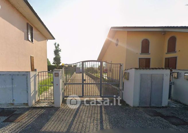 Box/posto auto in residenziale in Via F. Passerini 9
