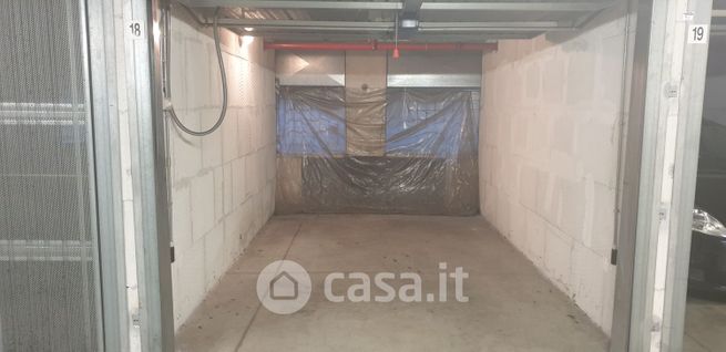 Garage/posto auto in residenziale in Piazza Savonarola 10 ---/b