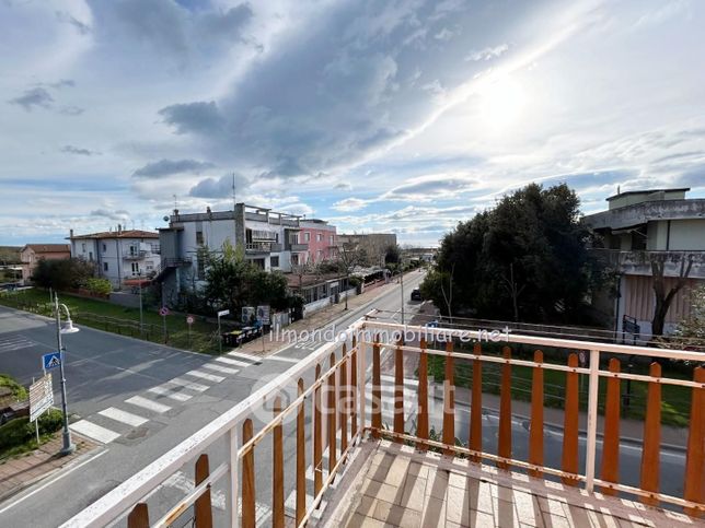 Casa bi/trifamiliare in residenziale in Via di Marina 26
