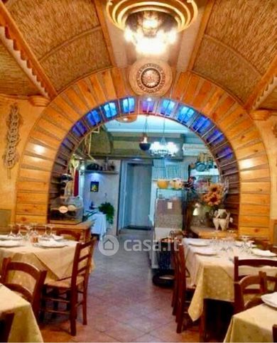 Attivitã /licenza (con o senza mura) in commerciale in Piazza Umberto I 5