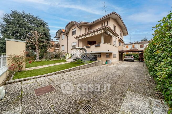 Villa in residenziale in Via Resistenza 26