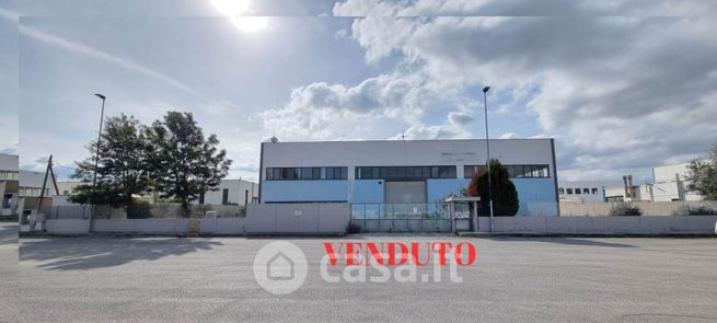 Capannone in commerciale in 