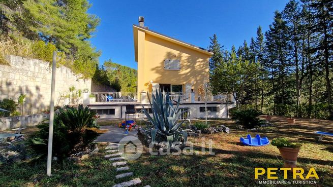Villa in residenziale in Via dei Gelsomini 49 /A