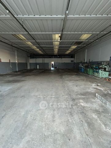 Capannone in commerciale in Via Arena