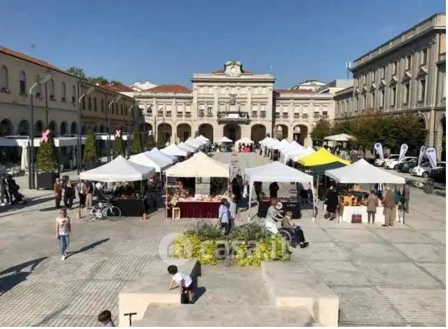 Attività/licenza (con o senza mura) in commerciale in 