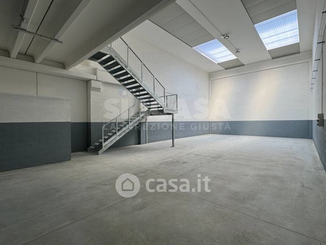 Capannone in commerciale in 