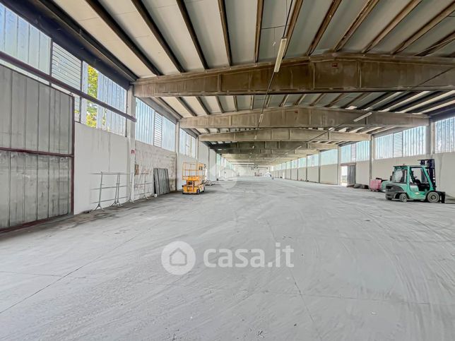 Capannone in commerciale in Via Regina Pacis 1