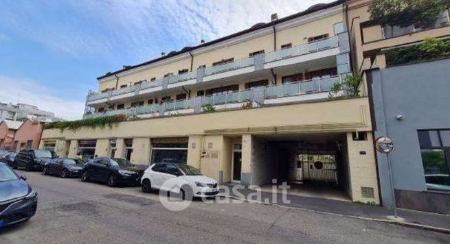 Box/posto auto in residenziale in Via Giuseppe Candiani 7