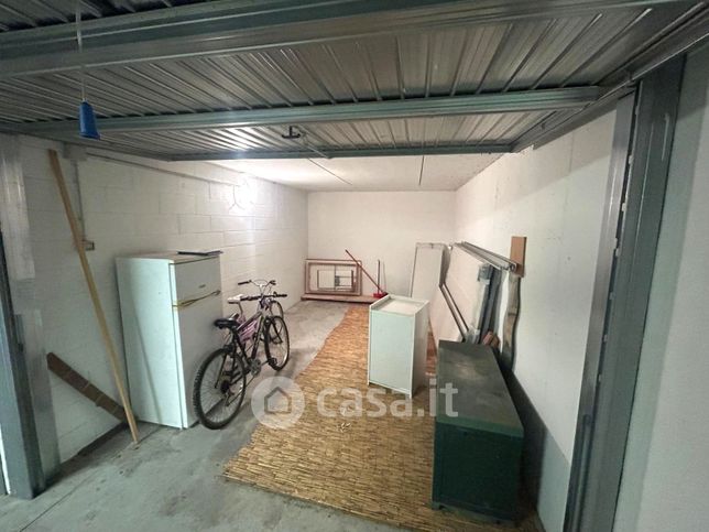 Garage/posto auto in residenziale in Via della Villa Demidoff