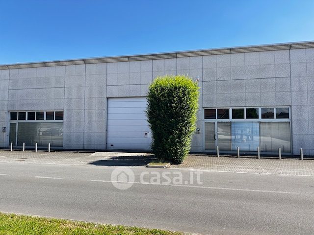 Capannone in commerciale in Via Giacomo Peroni 20