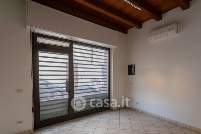 Ufficio in commerciale in Via Filippo Carcano 17