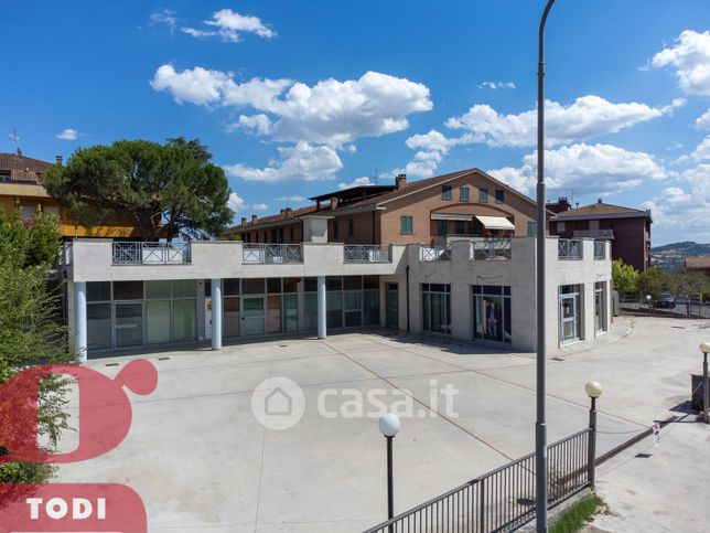 Negozio/locale commerciale in commerciale in Via XXV Aprile 1 H