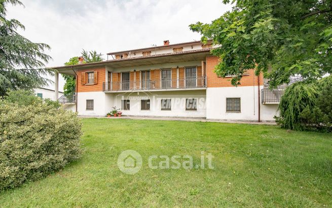 Casa bi/trifamiliare in residenziale in Via Piane