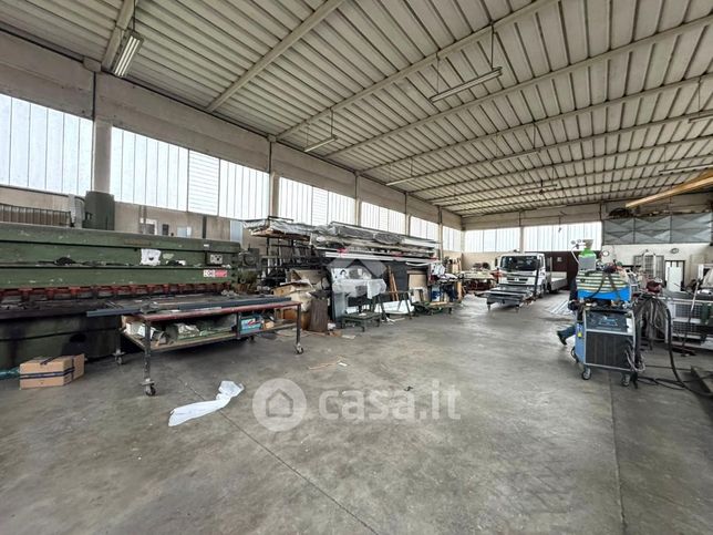 Capannone in commerciale in Via Caltana 95