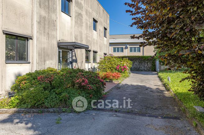 Capannone in commerciale in 