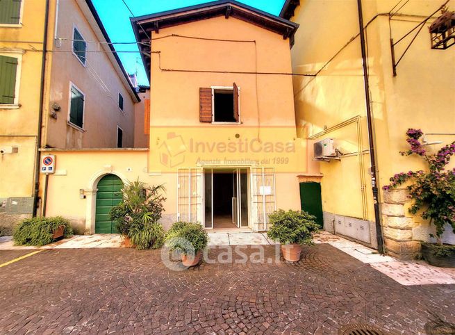 Casa indipendente in residenziale in 