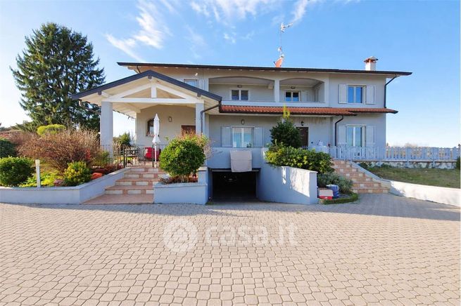 Casa bi/trifamiliare in residenziale in Via Curone