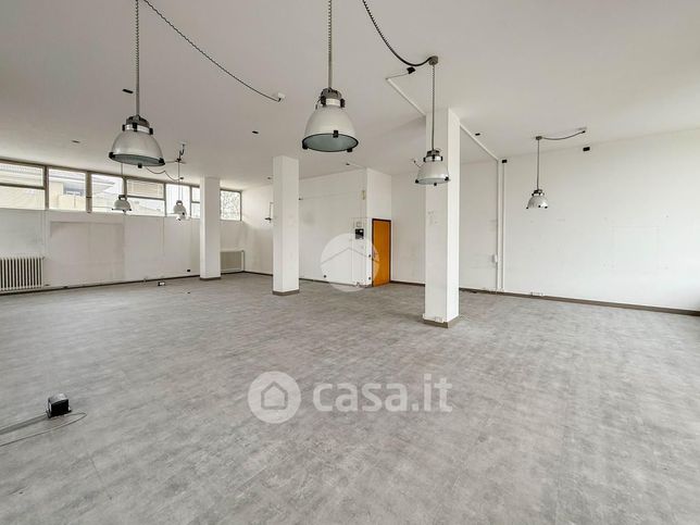 Ufficio in commerciale in Via Bergamo 1