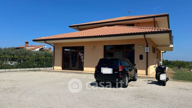 Capannone in commerciale in 