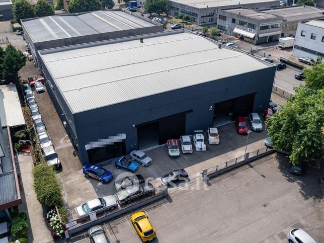 Capannone in commerciale in Via Guido Panciroli