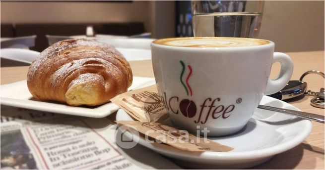 Attivitã /licenza (con o senza mura) in commerciale in Via Appia Nuova