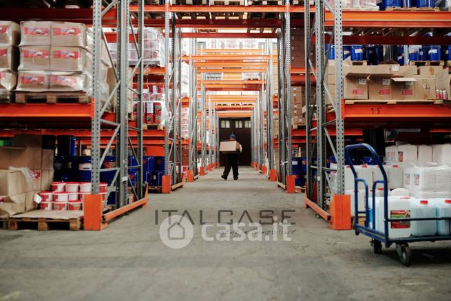 Capannone in commerciale in 