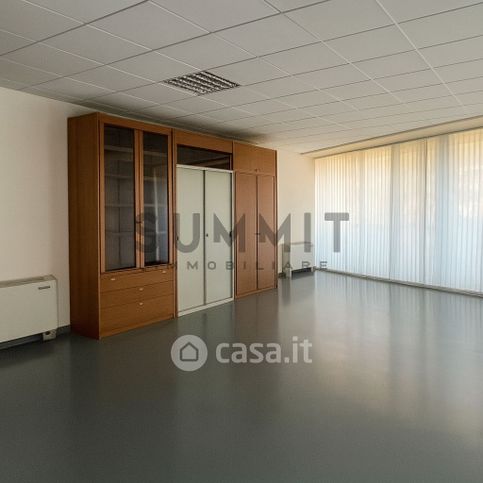 Ufficio in commerciale in 