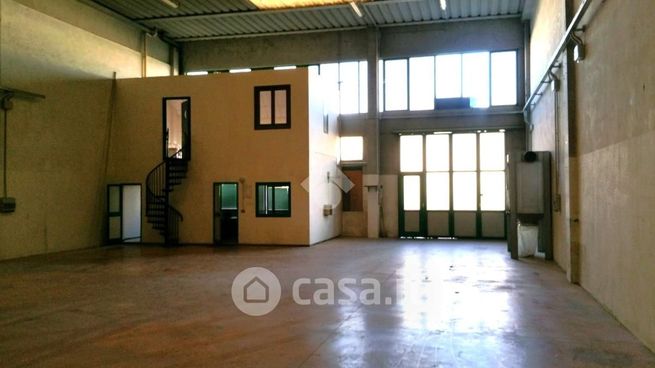 Capannone in commerciale in 