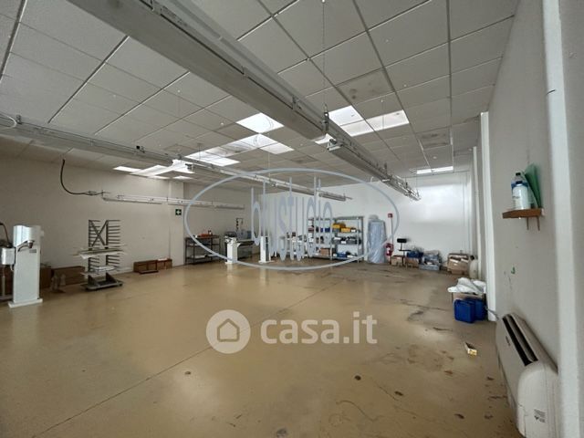 Capannone in commerciale in 