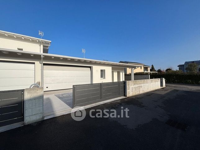 Casa bi/trifamiliare in residenziale in 