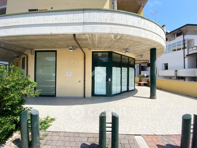 Box/posto auto in residenziale in Piazza Adelio Colitto 1