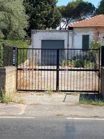 Capannone in commerciale in Via del Casale di San Basilio