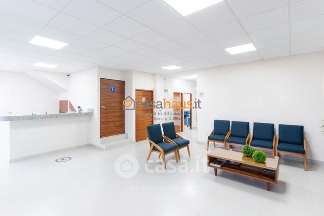 Ufficio in commerciale in 