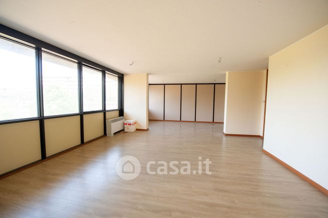 Ufficio in commerciale in Viale Antonio Ciamarra
