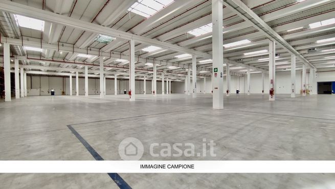 Capannone in commerciale in 