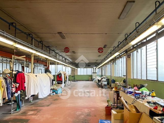 Capannone in commerciale in Via U. Foscolo 24
