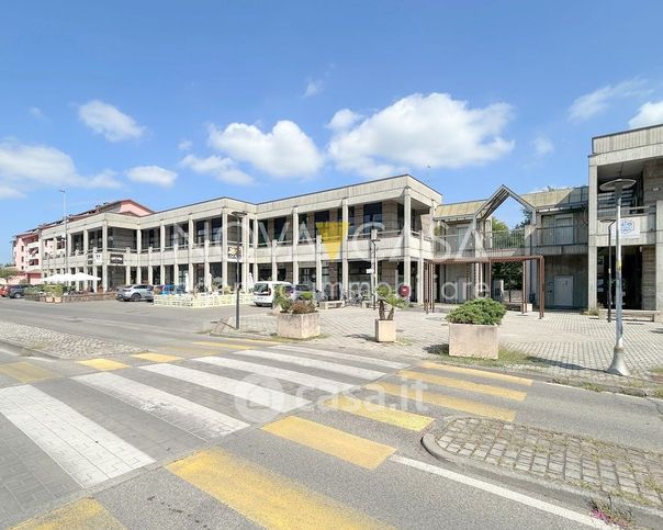 Ufficio in commerciale in Via Lago Gerundo