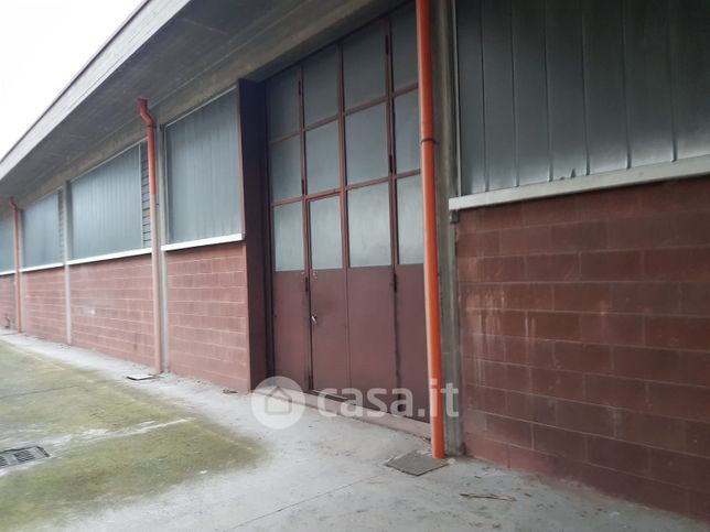 Capannone in commerciale in 