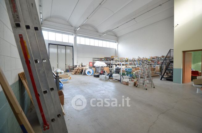 Capannone in commerciale in 