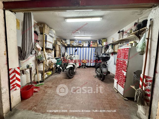 Box/posto auto in residenziale in Via Azolino Hazon 8